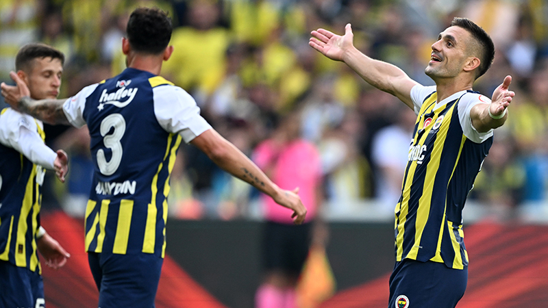 Serdar Ali Çelikler - Habertürk: Fenerbahçe yıllardır; 3 Temmuz'dan bu yana hakim güçler tarafından dayak yiyor. O zamanli establishment 3 Temmuz'u yaptı bu zamanın establisentleri de her sene dayağı sürdürüyor.