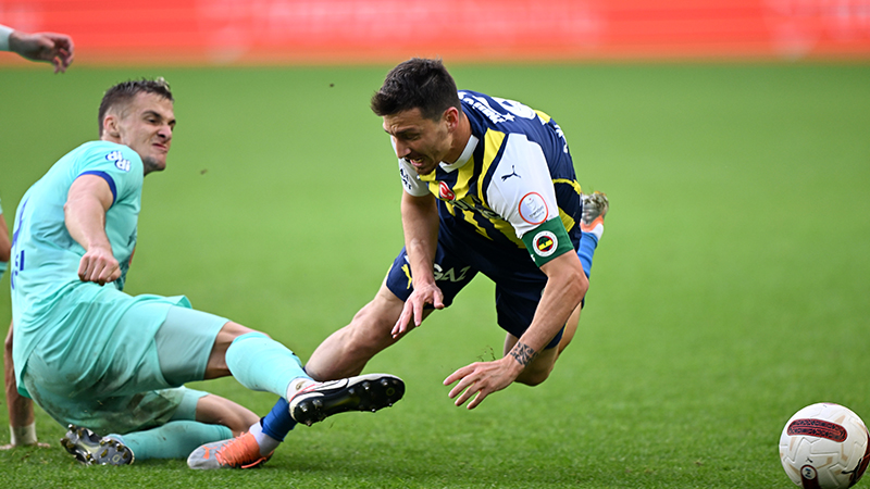 Ercan Güven - Milliyet: Ne yapsın ligin “başaltı” kategorisindeki Rizespor. Baskıyı, hızı seven, gol bölgelerine en çok ve en kalabalık gidebilen İlhan Palut ekibi? Açıkçası, her devrede Fenerbahçe yarı sahasına birer kere gelebildiğine şükretti. Çünkü kaleden çıkmak Fenerbahçe’nin amansız baskısı yüzünden zor, orta saha kapalı, mecburen tercih edilen kanatlar çıkmaz sokak gibi işe yaramazdı. Çaresiz Rizespor, Fenerbahçe pozisyonlarını savundu durdu.
