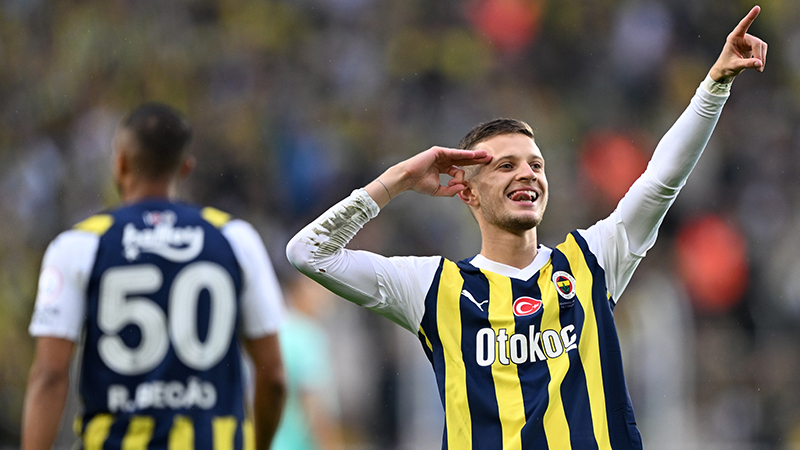 Tunç Kayacı - Fanatik: Fenerbahçe cephesinde ise oyun iştahı, kazanma hırsı üst düzeyde ve kim oynarsa oynasın her şeyin yolunda gittiği bir takım vardı sahada. Dzeko’nun attğı 3. golle bir anlamda maç bitti Rizespor adına. Oyunun son bölümünde fark peşinde koşan Fenerbahçe futboluyla, golleriyle şampiyonluğun en büyük adayı olduğunu gösterdi.