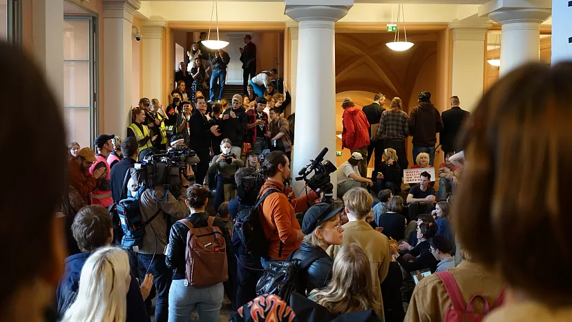 Helsinki Üniversitesi'nin ana binasını işgal eden öğrenciler