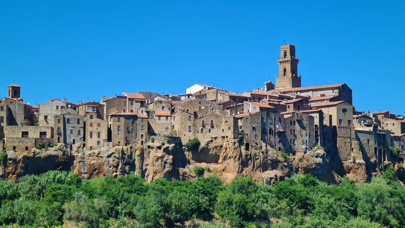 4. Orvieto: Binlerce yıl önce günümüz İtalya’sında yaşayan Etrüsk halkı da yer altında yaşamı ilgi çekici bulan insan topluluklarından biri. İşte bu halkın, İtalya’nın Orvieto bölgesinde inşa ettiği ve aynı isimle anılan yer altı şehri de hayli ilginç bazı özelliklere sahip.  Odacıklar, değirmen taşları, hayvan yalakları, tüneller, depolar ve fırınlar Orvieto Yer Altı Şehri’nde keşfedilen şeylerden bazıları. Şehrin ve içerisindeki yapıların büyük oranda Etrüsk halkı tarafından inşa edildiği biliniyor. Ancak tarihçiler milattan önce 264 yılında şehri ele geçiren Roma İmparatorluğu’nun da buradaki inşa faaliyetlerini sürdürdüğünü ifade ediyor.