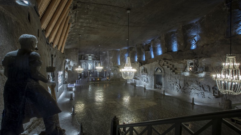 5. Wieliczka Tuz Madeni: Polonya’ Kraków şehri yakınlarındaki Wieliczka Tuz Madeni, teknik olarak bir yer altı şehri değil. Ancak tarihteki en ilginç yer altı yapıları arasında yer alıyor.  İlk kez milattan önce 13. yüzyılda faaliyete geçen maden, yüzyıllar boyunca bölgedeki sosyal ve ekonomik hayatın en önemli unsuru konumundaydı. Orta Çağ’ın son döneminde dahi madende 300 ila 500 işçi çalışıyor, günlük 8000 ton tuz çıkarılıyordu. Ekonomik getirisi sebebiyle hayli önemli bir yapı haline gelen Wieliczka isimli madende, işçilerin gündelik yaşamını idame ettirebilmesi için yaklaşık 2500 odacık inşa edilmişti. Bu ise bu köklü tuz madenini tarihteki pek çok yer altı şehrinden daha büyük bir yapı haline getiriyordu.