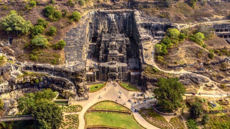 6. Ellora Mağaraları: Hindistan’ın Maharashtra eyaletinin Aurangabad bölgesindeki Ellora Mağaraları da tarihteki en ilginç yer altı şehirleri içerisinde yer alıyor. Ellora, milattan önce 200 ila milattan sonra 1000 yıllarına tarihlenen, farklı mimari özelliklere sahip 34 mağaraya ev sahipliği yapıyor. Bu mağaralardan bazılarının Budist, bazılarının ise Hindu tapınağı olarak inşa edildiği belirtiliyor. Bölgedeki kayaların oyulmasıyla ortaya çıkarılan tapınak ve mağara mağara kompleksinin çeşitli dönemlerde önemli bir yaşam alanı olarak da kullanıldığı biliniyor.