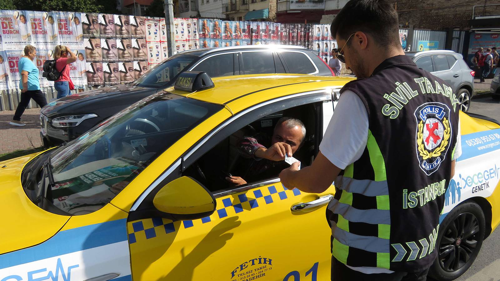 Kadıköy'de denetim sırasında bir taksici kesilen cezaya tepki gösterdi: Telefonla konuşmuyordum, yolcunun söylediği rotaya bakıyordum
