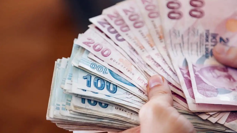 Cumhuriyet İkramiyesinden faydalanacak olanlar ise şöyle:  – SSK, Bağ-Kur ve emekli sandığı emeklileri  – Şehit yakınları ve gaziler  – Ölüm aylığı alanlar