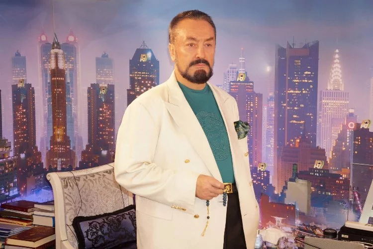 Gözde Kedicik, 9 yıl bütün örgüt evlerini dolaştı. En son Adnan Oktar'ın evindeydi. 5 kez kaçmaya çalıştı, olmadı: “Adnan'ın evinde 18 kadındık. Hep yarı çıplağız, hep beraber otururuz. Adnan beyaz uzun paçalı donuyla gelir karşına. Dayak yerdik, tacize uğrardık, cinsel ilişkiye zorlanırdık. Sadece kadınları değil, çocukları da istismar ediyor. Zaten 7 yaşından sonra ilişkiye girilebileceğini savunuyordu.”