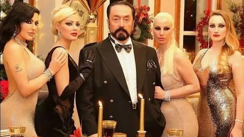 Bana aşkla bakmazsan saçların kesilir! Mağdurların avukatı Eser Çömlekçioğlu'nun Yüzyılın Davası kitabında Adnan Oktar Silahlı Suç Örgütü davasında yer alan mağdurların ve etkin pişman sanıkların detaylı ifadelerinden derlediği ve ‘Adnan Hoca' olarak bilinen Adnan Oktar'ın uyguladığı eziyeti şöyle sıralayabiliriz;