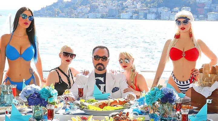 ■ Kadın üyelerin Adnan Oktar'a ‘aşkla bakmamaları' sonucu saçları kesilmektedir.  ■ Kadın üyeler, bir anlık hatalarının sonucunda kaşları kazınarak insan içine çıkamaz hale getirilmektedir.