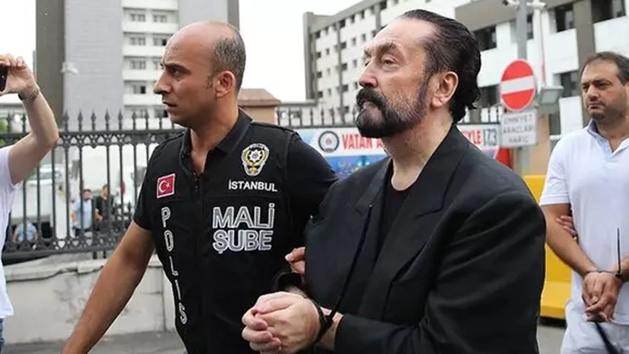 ■ Kaçma şüphesi olan kişiler, tüm iletişim araçları ellerinden alınarak bir odaya tek başına kapatılmaktadır.  ■ Kadınlar, çıplak resimleri çekilerek ailesine ve basına sızdırmakla tehdit edilmektedir.