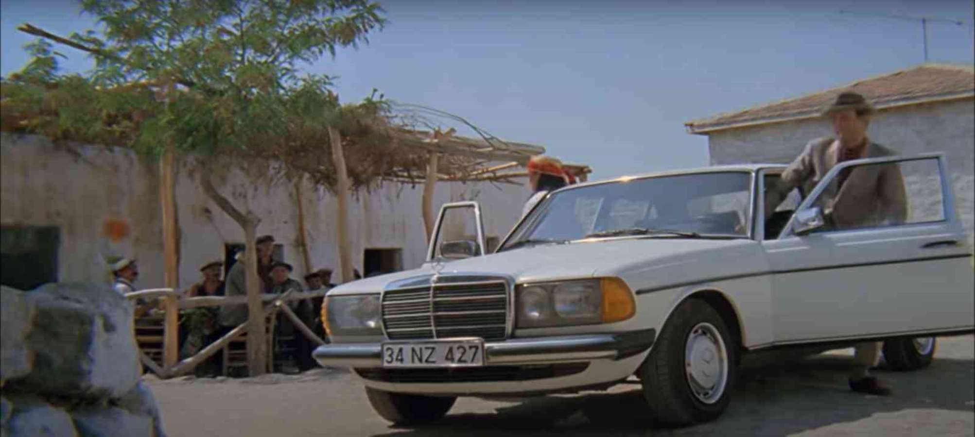 Kemal Sunal, 1984 model Mercedes’ini “Keriz”, “Sevimli Hırsız”, “Garip” gibi birçok filminde de kullanmıştı.