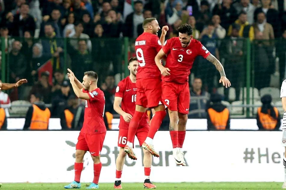 "TEŞEKKÜRLER MONTELLA, TEŞEKKÜRLER ÇOCUKLAR" | "Hırvatistan maçında kenar yönetimi mükemmele yakın olan Montella, dün özellikle 46- 75 arası havadan yediğimiz baskıya karşı cevap veremedi. Ancak İtalyan hocanın ilk 180 dakika itibariyle karnesi eksiden fazla artıyla dolu: Dün ilk gol, Montella’nın eski talebesi Yunus’tan. Savunma göbeğindeki Samet tercihi yüzünü karar çıkarmadı, iyi oyununa bir de adet asist ekledi Fenerbahçeli stoper. Üçüncü golde de asist, yine bir Montella kazanımı Yusuf Sarı’dan geldi. Teşekkürler Montella. Teşekkürler çocuklar. Sadece Euro 2024 bileti için değil. Almanya’daki finaller için de bizi şimdiden umutlandırdığınız için..." (Uğur Meleke - Hürriyet)