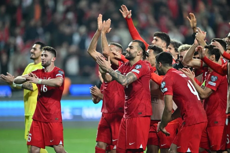 "ÖĞRENECEKLERİNİZ SİZİ GELECEĞE TAŞIR"  |  "Nihayet öndeki durağanlar arasında en hareketli olan Yunus Akgün net bir vuruşla konuyu nihayete erdirdi. Sonra ne oldu bilinmez! Belki de ‘Özgüven sorunu’! Kendi alanına büzüştü bizimkiler. Oysa tersine, Letonya maç başından bu yana golün ardından ilk kez öne geliyordu ve hücum alanları daha da belirginleşiyordu.Sanırım savunma kaygısı ağır bastı ve 60’ların ortasından sonra tedirgin bir geri çekilme kendini göstermeye başladı. 82’ye varıldığında Özkan Öztürk, ‘Ama rahat değiliz’ demişti ki, Samet’in pası geldi ve Cenk kafayı vurup konuyu kapattı! Şimdi düşünülmesi gereken, 65 ile 82 arasında neler olduğu? Sahi, her şey yolundayken o aralıkta oyun neden koptu ve o kopuşta bir gol yenilmiş olsa, ki ihtimal dahiliydi, sorun o ‘Ruh haliyle’ giderilir miydi? Bilinmez elbette. Hırvatistan maçı bittiğinde konu kapanmıştı ama bu maç 2024 Avrupa Şampiyonası’nda halletmemiz gereken sorunları göstermesi açısından çok öğretici oldu kanımca. Mağlubiyetler kesin öğretir ama bazı galibiyetlerde öğrenecekleriniz sizi geleceğe taşır." (Cem Dizdar - Fanatik) 