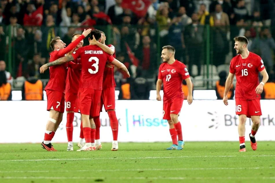 "Doğrusunu söylemek gerekirse ikinci yarıya da sorunlu başladık. Ferdi çıktı, Zeki girdi, Kerem sol kenarda toptan uzak kaldı, Barış Alper’in stoperlerde mücadelesi onu ekstra yordu, Salih merkezde İsmail ile üst üste oynadı. Montella tam Cenk Tosun ile Eren Elmalı’yı oyuna sokacakken Yunus Akgün’ün tüm senaryoyu değiştiren golü geldi. Oyuncu değişikliği ertelendi, takım özgüven kazandı ama bu kez Letonya’nın şaşırtıcı baskısına maruz kaldık. Cenk Tosun girdikten sonra sahada orijinal bir santrforla oynamanın konforuna erişebildik. Samet’in akıl dolu çalımı ve sonrasındaki ortasını Cenk gole çevirdiğinde ise maçın fişini çekti. Üstüne Kerem ve Cenk Tosun’un golleri şovu tamamladı. Avrupa Şampiyonası’na katılmayı garantiledik, 2024 yazında Almanya’dayız." (Serkan Akcan - Fanatik) 