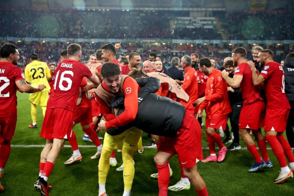 "SON MAÇI BEKLEMEDEN GİDİYORUZ " |   Bizim ileri uç oyuncularımızın 3'ü de dribblingci kanat forvet. Bunlardan Barış Alper santrforda görevli. Tabii rakibin bu oyun anlayışı karşısında boş alan bulmak zorlaşıyor. Bunun yanı sıra Letonya geride pas yapmadığı için hücum pres ile top çalıp defansı dengesiz yakalama şansımız da kalmıyor. 2 maçta da İsmail Yüksek'in performansı herkes tarafından takdir ediliyor. Ben büyük maç eksiği ile bu 2 maçta görev alan Samet Akaydın'ı kutlamak istiyorum. Takımı rahatlatan golün hazırlayıcısıydı. Cenk Tosun'un da bir an önce form tutup yerini alması gerekiyor. Sonuçta 25 dakika büyük sıkıntı yaşadığımız maçın sonunu iyi getirip Almanya vizesini aldık. Gerçekten bu büyük bir mutluluk. Üstelik de ilk defa bir turnuvaya iş son maça kalmadan katılma hakkı kazanıyoruz. Emeği geçen herkesi kutluyorum. (Ömer Üründül/Sabah)