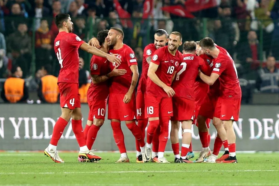 "ALMANYA'DA SES GETİRECEĞİZ" | "Onlar 'Bizim Çocuklar' ve onlar bizim çocuklarımıza Avrupa Şampiyonası'nda ay-yıldızlı formayı izletme gururunu yaşattılar. Özellikle Yusuf Sarı'yı, Abdülkerim'i, Yunus Akgün'ü ve Kerem Aktürkoğlu'nu çok beğendim. Yukarıda belirttiğim gibi bu ekibe Arda Güler'in gelişi, İrfan Can gibi bir ustanın dahil oluşuyla Almanya'da ses getiren ve tarih yazan bir takım izleyeceğimizi düşünüyorum. Kulüpler de Avrupa'da fena gitmiyor. EURO 2032 ev sahipliğini aldık ve şimdi de EURO 2024 katılım hakkını elde ettik. Türk futbolunun yelkenleri rüzgarla dolu. Haydi bunun tadını çıkartalım, haydi bunu değerlendirelim." (SERKAN KORKMAZ/Fotomaç)