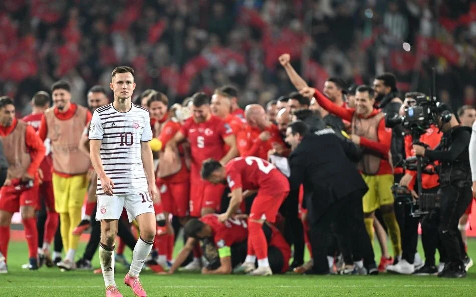 "KUTLAMA VAKTİ" | "EURO 2024 Almanya'da, yani evimizde. Ve dün gece Konya'nın muhteşem taraftar atmosferinde yine yeniden Letonya karşısında aldığımız zaferle, biz de 'Oradayız' dedik. Bundan önce katıldığımız 5 şampiyonadan daha farklı ve daha anlamlı. Teşekkürler Vincenzo Montella, teşekkürler Milli Takım. Bu millet sizi alnınızdan öpecek, Almanya başta Avrupa, sizi bağrına basacak… Oyun mu dediniz? Ayrıntıların önemi kaldı mı? Topu bize bırakıp kapanan Letonya karşısında iki gol atan Cenk Tosun'la başlayabilirdik. Solda Cenk Özkaçar yerine daha ofansif bir sol bekle başlayabilirdik. Ancak bunlar teferruat. Rakip çözülene kadar yaşadığımız stres nazar boncuğu olsun. Uğurcan'ın çıkardığı kritik kurtarış, onur vesikası olsun. Vakit kutlama vakti. Kucaklaşma vakti. EURO 2024'te Almanya'yı şenlendirme, Avrupa'daki Türkleri şahlandırma vakti. İyi oyunu, güzel sonuçlarla, sevgiyi coşkuyla buluşturma, Ay-Yıldızlı bayrakları Avrupa'yla buluşturma vakti" (Fatih Doğan/Sabah))