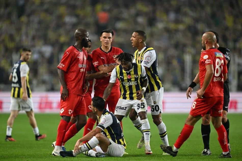 Spor yazarları, Fenerbahçe'nin galibiyetini değerlendirdi: Hem çaldılar, hem oynadılar
