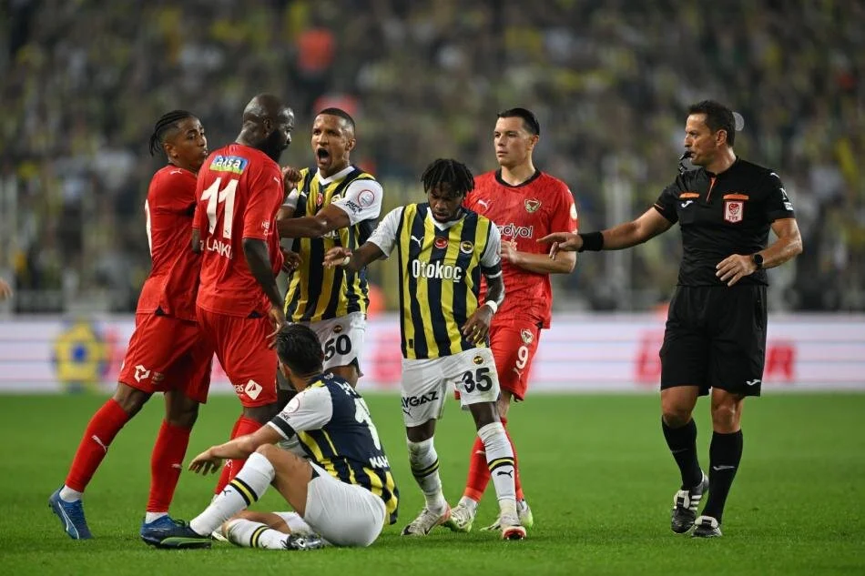 Spor yazarları, Fenerbahçe'nin galibiyetini değerlendirdi: Hem çaldılar, hem oynadılar