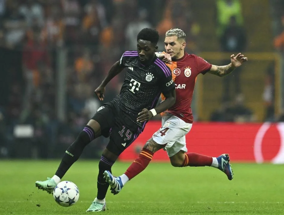 ERMAN ÖZGÜR: Galatasaray bir Şampiyonlar Ligi maçı için neredeyse kusursuz bir ilk yarı oynadı. Tek kusuru tecrübesi eksik Kazım Can’ın yaptığı zamanlama hatasında Coman’dan yediği goldü. Kaan Ayhan’ın Torrera’nın yanında ekstra enerji kattığı Galatasaray önde presle başladığı ilk yarıda Icardi ile defalarca pozisyon buldu. Akan oyunda, duran topta, geçiş oyununda adeta Bayern defansını bunalttı.    Son bölüme girerken Okan Buruk düşen tempoya müdahalede geç kalınca Bayern pas trafiği etkili oldu ve Kane golü atarak takımını öne geçirdi. Musiala iyice düşen tempoya bir ceza daha keserek maçın fişini çekti. Sonuçta Galatasaray ilk yarıda galip gelebileceği bir çok pozisyonu kaçırmanın bedelini, tecrübesi yüksek ama kendisini de çok fazla üzmeyen Bayern’e kaybederek ödedi. (FANATİK)
