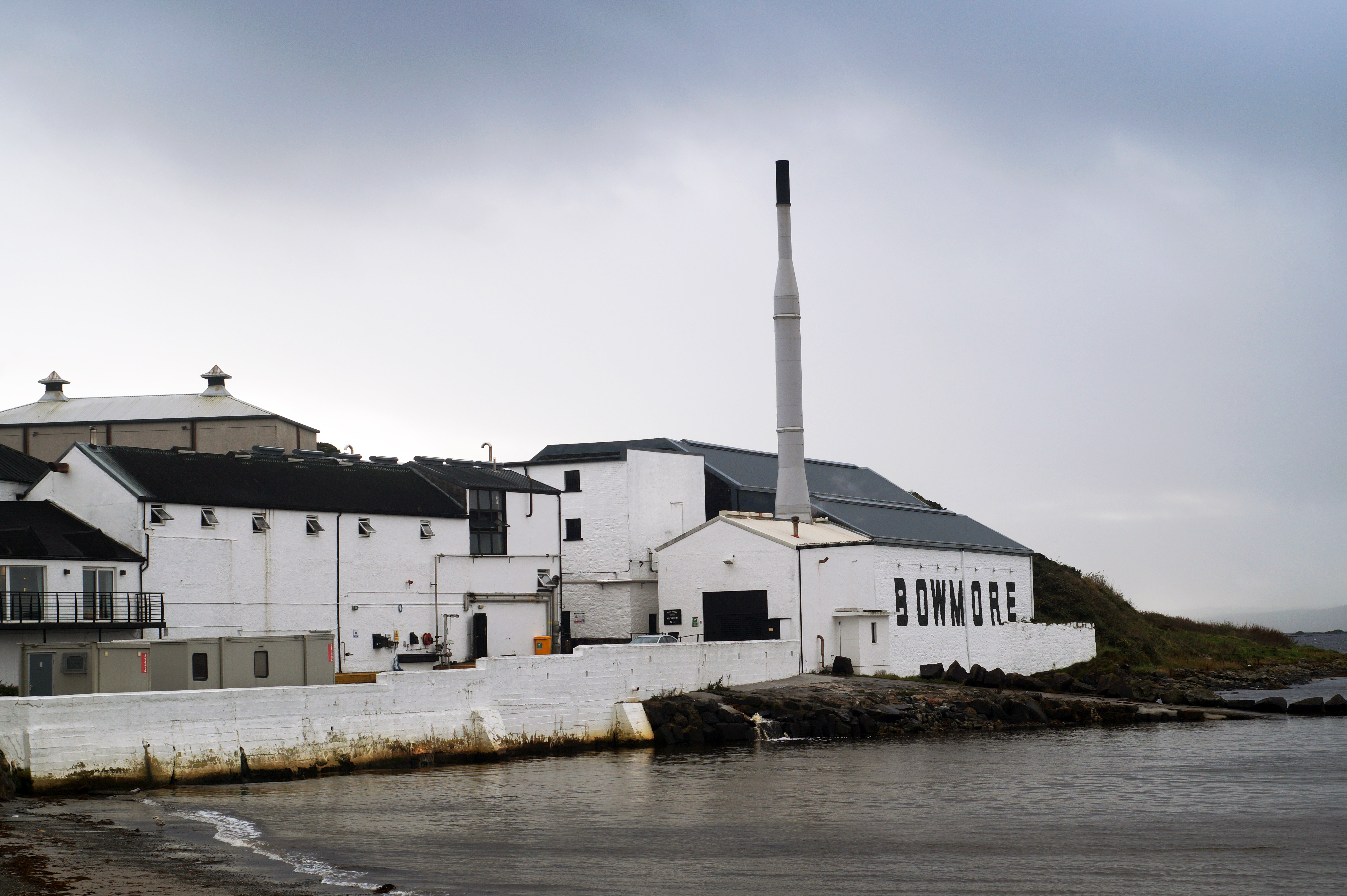 3 bin 200 nüfuslu Islay adasının okyanus kıyılarındaki tam 9 damıtımevi, üç vardiya viski damıtıyor…
