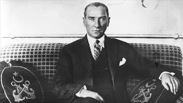 Cumhuriyet yazarı Zülal Kalkandelen: Artık Diyanet’in hutbesinde Atatürk anılmadı diye hayıflanmak yerine, siyasal İslamcılar onu zoraki bir şekilde ansalar bile bunun mide bulandırıcı bir ikiyüzlülük olduğunu açıkça söylemeliyiz.  Çünkü asıl mesele gericilerin Atatürk’ü anmaması değil, laik ve demokrat görünenlerin laik Cumhuriyet Devrimi’ne ihaneti!  Bu devrim yüz yıldır çeşitli kesimlerce sürekli hançerleniyor. 