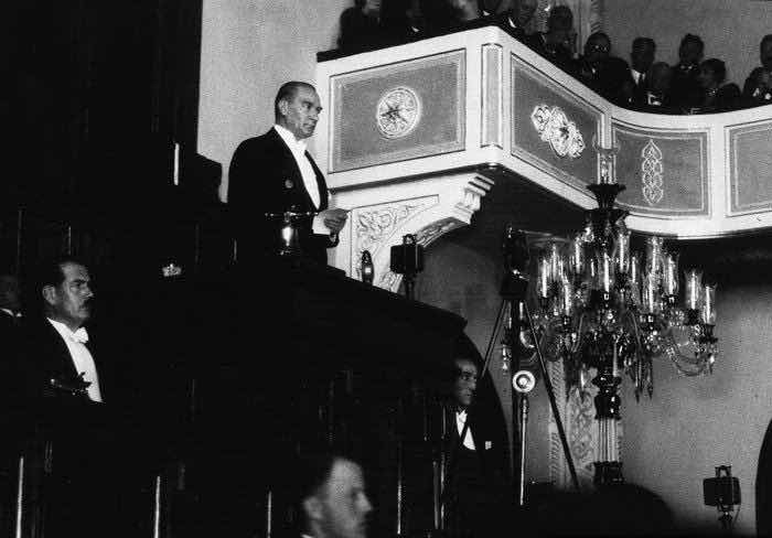 Cumhuriyet yazarı Emre Kongar: Atatürk bize iki miras daha bıraktı: İlki, yapabilirsin, başarabilirsin iradesi... Büyük Kurtuluş Savaşı’nı bir kenara bırakalım (O ne muhteşem başarıdır!), Cumhuriyetin 15 yılı bunun örnekleriyle doludur.  Ve ikinci miras kendine güven ve kendi iradeni elinde tut! İraden hep kendi elinde olacak, yapma ve başarma iradeni asla başkalarına, tabii ki yabancılara hiç mi hiç devretmeyeceksin.  İrade devredilemezdir bir ülke için!