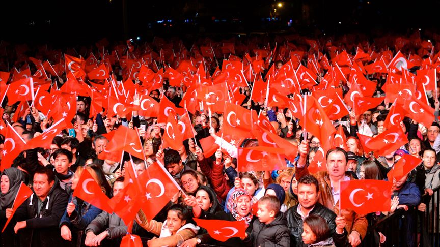 Karar yazarı Taha Akyol: Zamanın geçmesiyle duyguların sakinleşmesi ve daha soğukkanlı bakış mümkün oluyor. Bizde ise bir taraftan askeri müdahalelerin ve destekçilerinin, öbür taraftan son on yılda AK Parti iktidarının artık tarihte kalmış olması gereken duyguları körüklediği bir gerçek.  Bu, Türkiye’nin bugünkü sorunlarına bugünkü verilerle ve akılcı gözle bakmayı engelliyor. Bu da günümüz Türkiye’sine hukuk devleti, kuvvetler ayrılığı, anayasanın üstünlüğü, fert hak ve hürriyetleri, rasyonel politikalar açısından bakmamızı gerektiriyor. Bu açılardan tarihte bir “altın çağ” yoktur.  Bugün 19. Yüzyılda yaşamıyoruz. İki dünya savaşı arasında bir dünyada da yaşamıyoruz. Türkiye Cumhuriyeti’ni 21. Yüzyılın standartlarıyla gelişmiş ülkeler gücünde, refahında ve insan kalitesinde bir ülke haline getirmektir görevimiz.  Cumhuriyetin evrim yönü budur, elbette “ilelebet payidar” olacaktır.