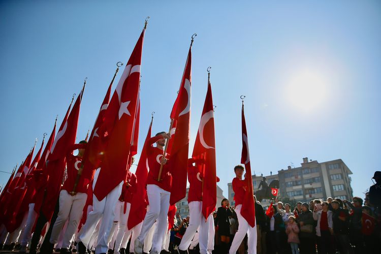 Hürriyet yazarı İlber Ortaylı: Cumhuriyet’in bundan sonra dikkat edeceği konu; istihdamda nepotizmi, adam kayırıcılığı, akrabacılığı ve yerelciliği ortadan kaldırmaktır. Bu hastalık sadece devlet sektöründe değil, özel sektörde de vardır. Cumhuriyet’in bundan sonra gerçekleştireceği şey millî entelektüel sınıfın, entelektüel ölçülere kavuşması, var olan mizahi zekâsının, atılganlığının hayata tatbikidir. Türkiye’nin entelektüel sınıfı, sınıf değil bir zümredir, gruptur ama bağımsız bir grup olmalıdır. Partilerin hizmetinde, o yolda yön değiştiren değil, onlara yön veren insanlar olmalıdırlar. Bunu en önemli özellik olarak görüyoruz. Bunun gerçekleşmesi şüphesiz ki henüz bir imparatorluğun üzerine kurulan genç Cumhuriyet’te söz konusu olamazdı. Bundan sonra neden olmasın?