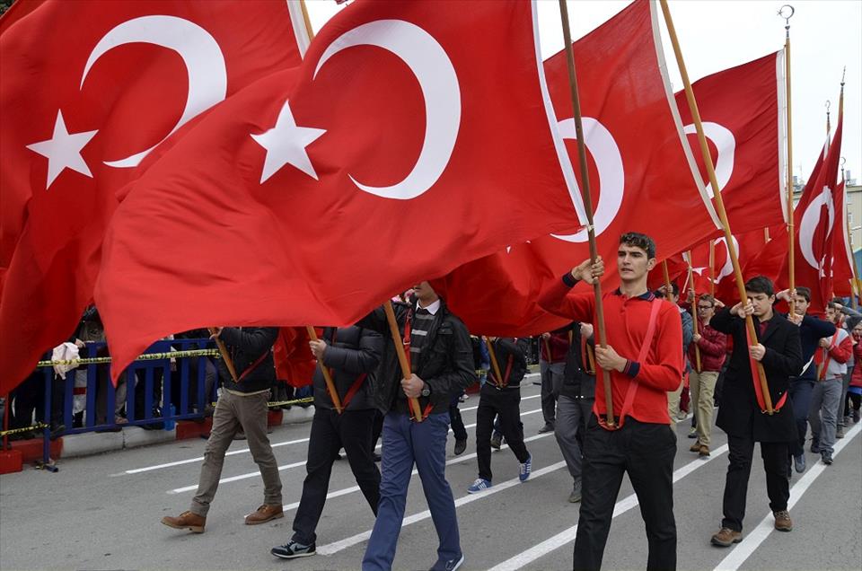Akit yazarı Ali Karahasanoğlu: Cumhuriyet’i, Türkiye özelinde açarsak.. Halk temsilcileri seçecek. Temsilcileri eli ile kanunlar yapılacak, ülke yönetilecek.. TBMM’yi millet seçecek. TBMM de kanunları yapacak. Birçok ülkede, bu sistem veya benzeri hayata geçirilmiş durumda da. Dünya genelinde, ülkelerin birer seçmen gibi göreceğimiz büyük toplumda, devletlerin yönetilmesinde, Cumhuriyet sistemi var mı?  Bugün dünyanın genelinin 5 devlet tarafından yönetildiğini, hatta 5 daimi üyenin her birinin veto hakkı olduğunu düşünürsek, 5 üyeden her birinin tek başına dünyayı yönettiği gerçeğini görmeleri gerekir.. Saltanat olmasın..Eyvallah..Ama dünya genelinde de benzeri bir çakallık sistemine hep birlikte isyan edelim..