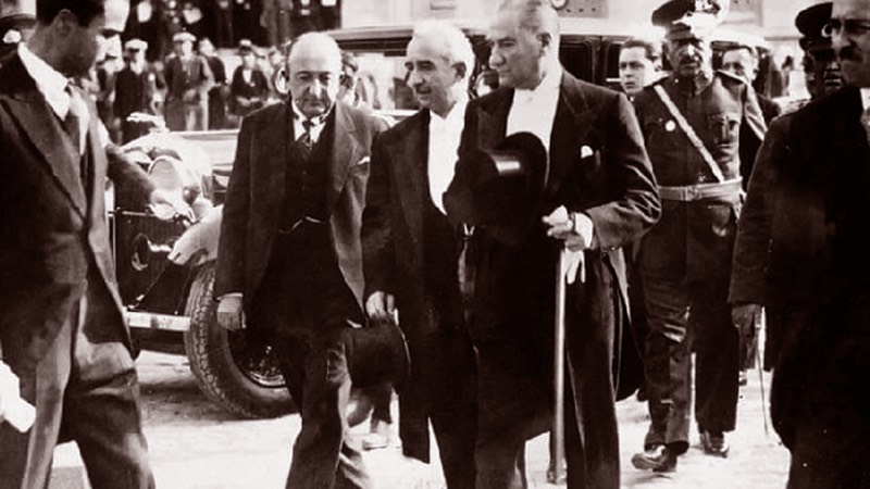 29 Ekim 1933'de Mustafa Kemal Atatürk ve İsmet İnönü, 29 Ekim Cumhuriyet Bayramı Kutlamalarında.