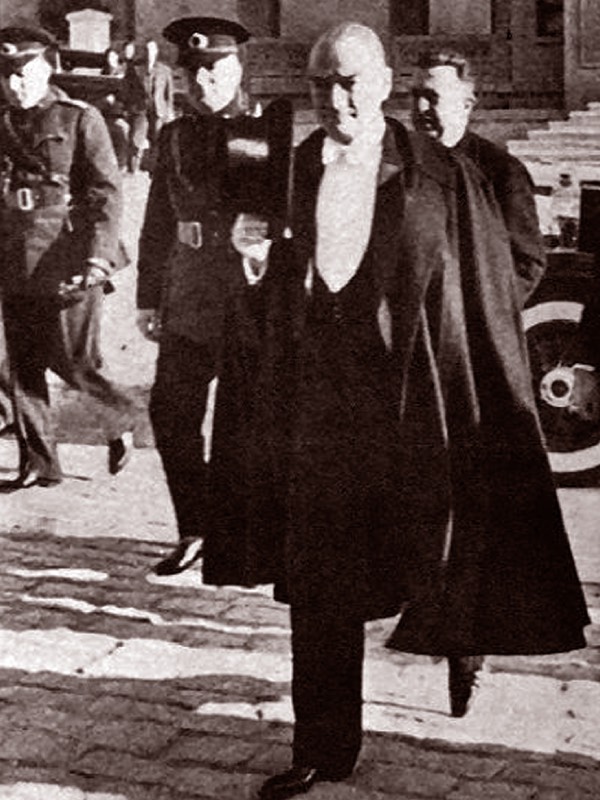 Cumhurbaşkanı Mustafa Kemal Atatürk, Cumhuriyet Bayramı dolayısıyla düzenlenen geçit törenini izlemeye gitti.