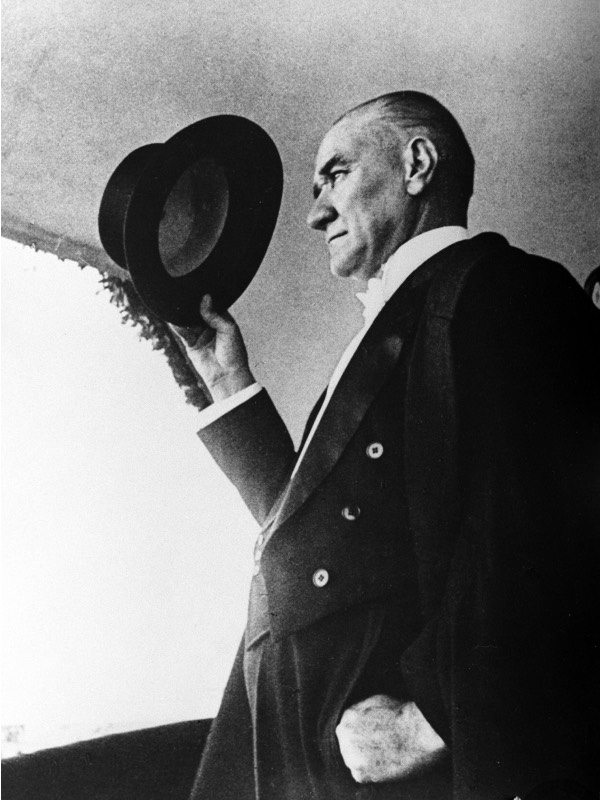 Cumhurbaşkanı Mustafa Kemal Atatürk, 29 Ekim 1937'de Cumhuriyet Bayramı dolayısıyla Hipodrom'da düzenlenen törende halkı selamladı.