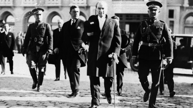 Cumhurbaşkanı Mustafa Kemal Atatürk (önde), 29 ekim 1935'te Cumhuriyet Bayramı tebriklerini kabul için Ankara Palas'tan ayrılıp, Meclis binasına geçiyor.
