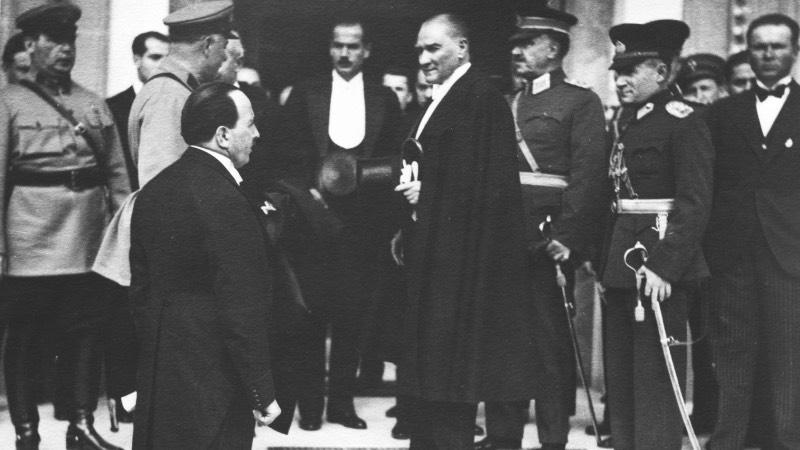 Cumhurbaşkanı Atatürk, 29 ekim 1933'te Cumhuriyet Bayramı'nın 10. yıl dönümü kutlamalarına katılmıştı.