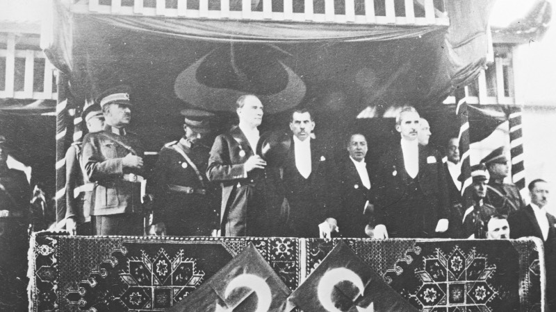 Cumhurbaşkanı Mustafa Kemal Atatürk (ortada), 29 Ekim 1929'da Cumhuriyet Bayramı geçit törenini izliyor.