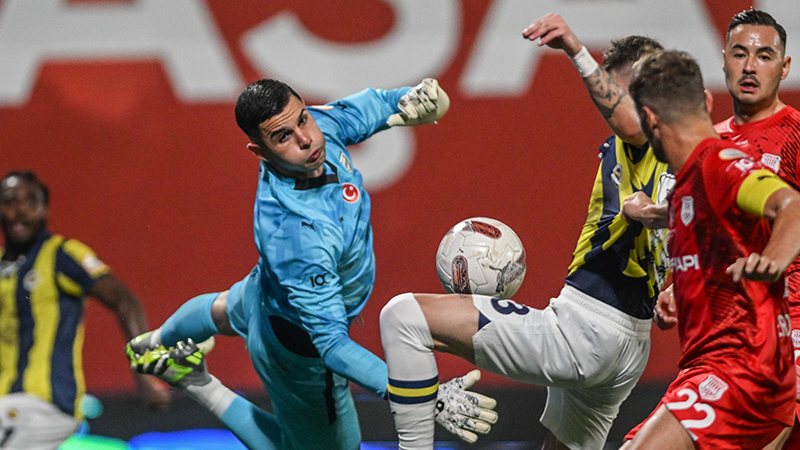 Uğur Meleke - Hürriyet: Geçtiğimiz hafta Hatay karşısına çıkan Fenerbahçe, 0-0’ı yine İsmail’in kazandığı bir topun ardından Szymanski’yle bozdu. Dün de gelenek bozulmadı, dengeyi yine İsmail bozdu: 30’da İsmail’in karşı presle kazandığı topun sonucunda Samuel’in golü geldi. İsmail’in bir ön alan değil, 6 numara oyuncusu olduğu düşünülürse peş peşe yaptığı bu katkılar daha fazla anlam kazanıyor sanırım.