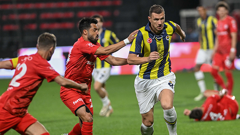 Ömer Üründül - Sabah: red'in daha 6. dakikada kasığı attı. İsmail Kartal'ın idmanlara ağırlık vermesi, futbolcuları da dinlendirmemesi gerekiyor. Dün gece bu kadar kolay maçta 3 tane sakat verilmesi kesinlikle kabul edilemez. Mantığımın hiç kabul etmediği bir olay var. Etrafı yüksek katlı apartmanlarla çevrili, toplam seyirci kapasitesi 1960 kişi olan bir stada Süper Lig'de maç oynanması için nasıl izin veriliyor?