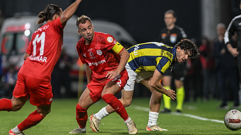 Engin Verel - Akşam: İkinci yarıda daha çok bekleyen, sabreden ve fırsatları bulunca golleri sıralayan bir Fenerbahçe gördük. Geçmiş yıllarda kazandığı maçlarda bile çok acı çeken bir Fenerbahçe vardı. Şimdi elini kolunu sallaya sallaya kazanan bir Fenerbahçe var. Kuşkusuz bunda en büyük pay ve katkı Teknik Direktör İsmail Kartal'a aittir