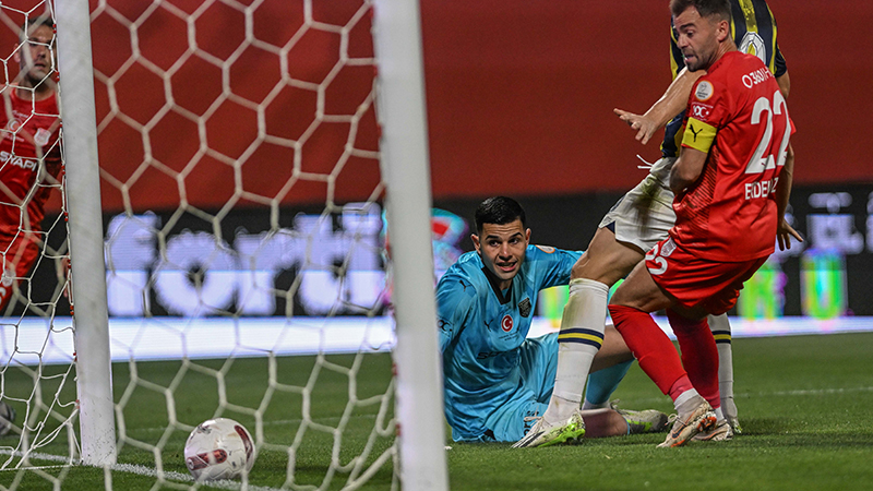 Ahmet Çakar - Sabah: Dzeko için mükemmel bir gece oldu. Hem hat-trick yaptı hem de ligimizin yıldız golcüsü durumunda bulunan İcardi'yi tartışılır hale getirdi. Taraflı tarafsız herkes 'Büyük golcü' derken artık Türkiye Ligi'nde takımına yaptığı katkı açısından da Dzeko en az İcardi kadar etkilidir.