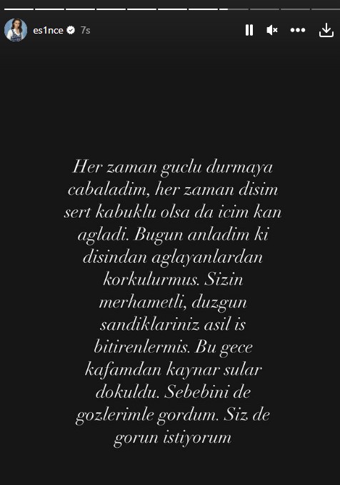 "ULU ORTA YAPILAN İHANETİN ACISINI SESSİZCE ÇEKMEM" "Bedenim o kadar küçüldü ki kalbim içeride eziliyor. Gözüme bir damla uyku girmedi. Hiçbir şey bilmiyormuşuz meğerse. Ulu orta yapılan ihanetin sessizce acısını çekecek kadar asil değilim, isterseniz beni yargılayın. Saatlerdir yatakta felç olmuş gibi 20-20 saniyelik videoları başa alıp alıp izliyorum. Gizli saklı yapmak bir yana dursun, göz göze dudak dudağa şarkılar söyleyecek kadar aşağılıklaşılmış. Bir yanda evli bir adamın bardaki eğlencesi kız diğer yanda boşanma süreci tamamlanmamış eşim. Ben ne yapayım siz söyleyin."