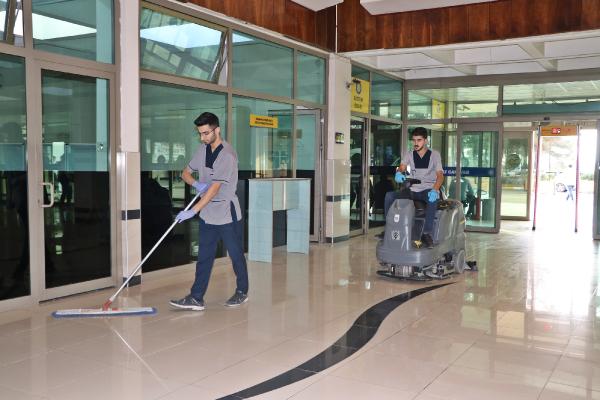 Diyarbakırlı Ahmet Selçuk Maral ve Mehmet Caner Bahçivancı, 2 yıl önce YKS’ye girdi. Yaptıkları tercihle Bahçivancı ve Maral, Dicle Üniversitesi Tıp Fakültesi’ni kazandı. 2'nci Sınıfta olan Maral ve Bahçivancı, aynı yıl KPSS’ye girdi. Maral 85 ve Bahçivancı 83 puan aldı. Dicle Üniversitesi Tıp Fakültesi Hastanesi’nin destek personel alımına başvuran Maral ve Bahçivancı'nın ataması yapıldı. Tıp eğitimi gören Maral ve Bahçivancı, iki yıldır eğitim gördükleri fakültenin hastanesinde geçen haziran ayından bu yana temizlik personeli olarak görev yapmaya başladı.