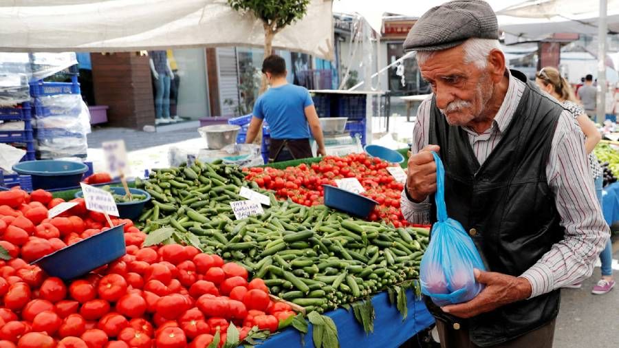 “Size göre bugün Türkiye'nin en önemli sorunu nedir?” sorusuna verilen yanıtlar yüzde 70'le ekonomi, yüzde 6.2 ile işsizlik, yüzde 5.6 ile adalet, yüzde 3.7 ile savaşlar, yüzde 3.4 ile mülteci, yüzde 2.8 ile eğitim, yüzde 1.7 ile güvenlik, yüzde 1.4 ile hükümet, yüzde 1.2 ile terör, yüzde 1.2 ile düşük emekli maaşları oldu. Vatandaşların yüzde 33'ü ‘bu sorunların çözümünü siyasi partilerden hangisi sağlayabilir' sorusuna ‘hiçbiri' yanıtını vererek çoğunluğu oluştururken AKP'nin çözeceğini düşünenler yüzde 24, CHP'nin çözeceğini söyleyenler ise yüzde 11.2 oldu.