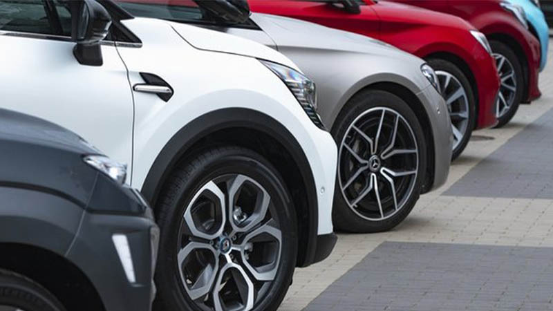 Otomobil markaları Kasım ayı fiyat listelerini güncelledi. 2023 yılında satış ve zam rekorları kıran sıfır otomobil piyasasında fiyat artışları azalırken, indirim ve kampanya hız kazandı. 2023 sonuna doğru gelirken sıfır otomobil sahibi olmak isteyenlerin en çok aradıkları konu güncel fiyatlar oldu. 