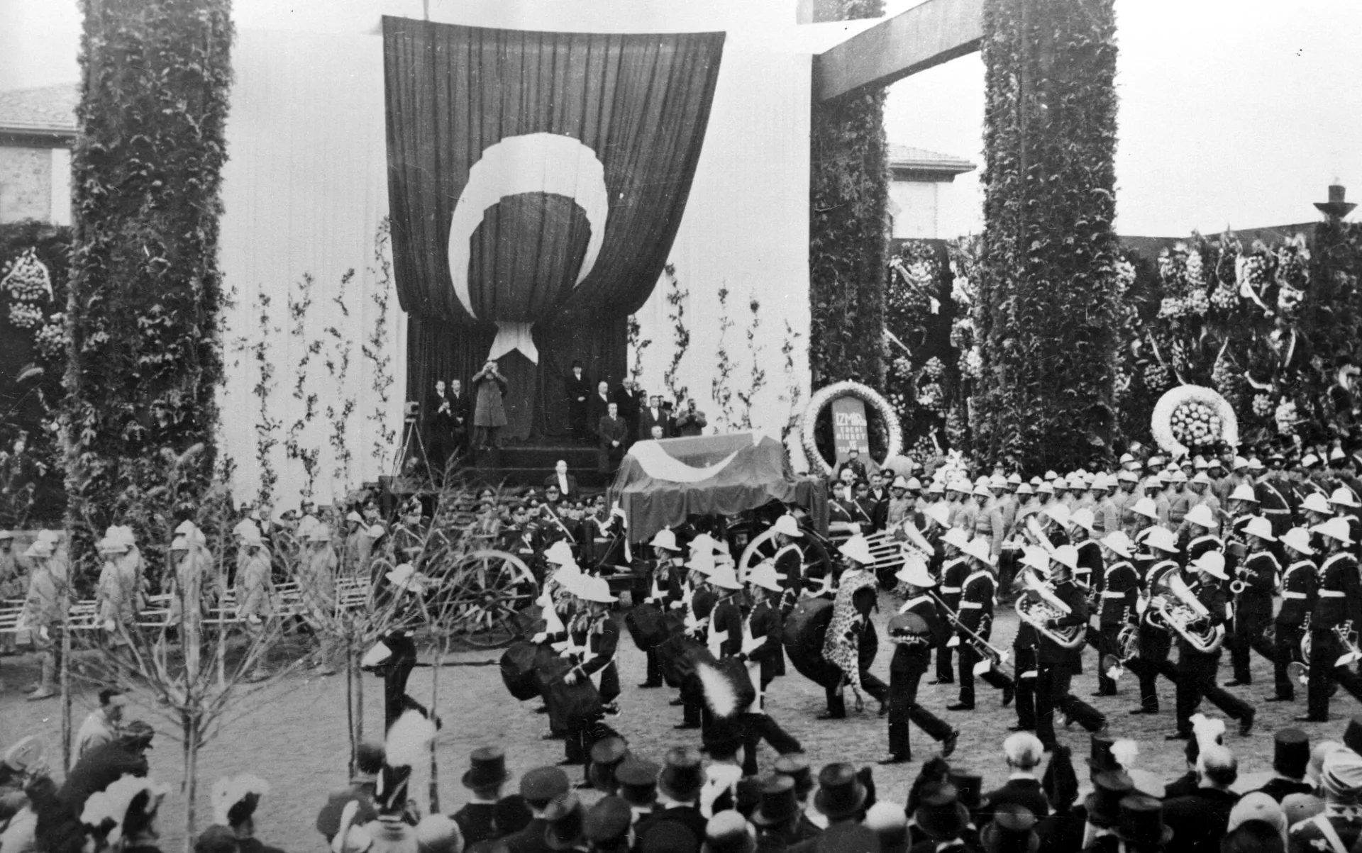 Atatürk'ün cenazesi, 21 Kasım 1938'de Etnoğrafya Müzesi'ne götürülürken kortej Opera Kavşağı'ndan geçerken görülüyor.