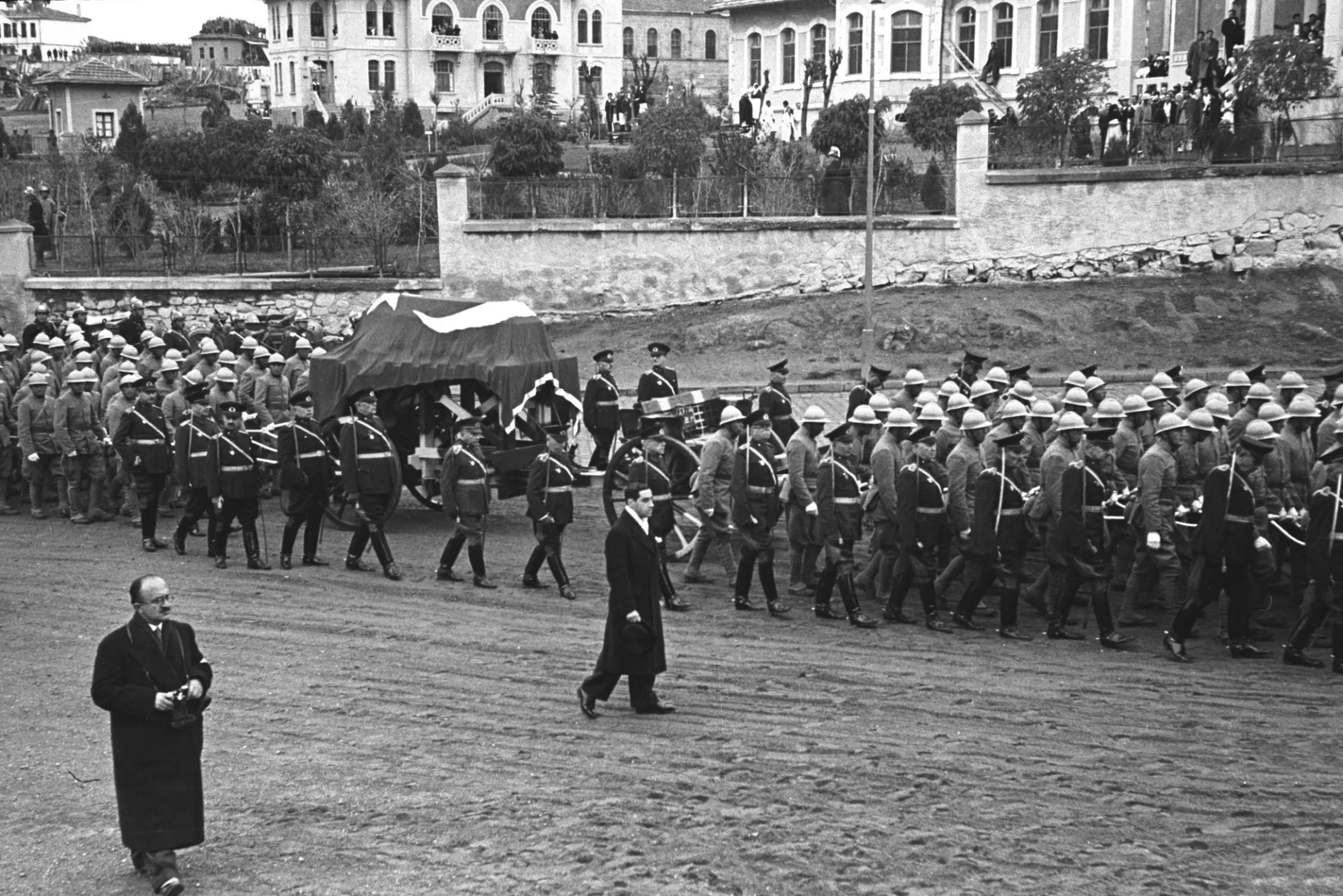 20 Kasım 1938'de Atatürk'ün Ankara'ya trenle getirilen naaşı top arabasına konularak kortej eşliğinde TBMM'ye götürülürken görülüyor.