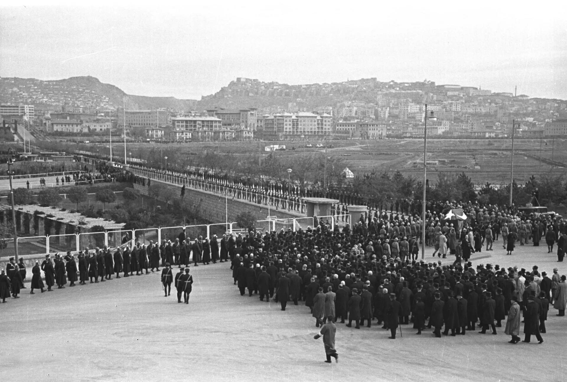 20 Kasım 1938'de Mustafa Kemal Atatürk'ün trenle Ankara'ya getirilen cenazesi garda top arabasına konularak, oluşturulan kortej eşliğinde TBMM'ye götürülürken görülüyor.