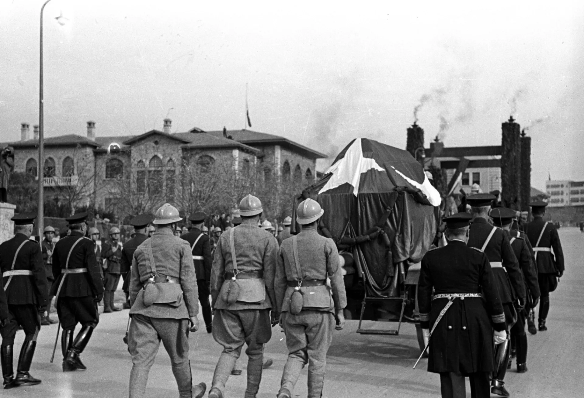 20 Kasım 1938'de Atatürk'ün Ankara'ya trenle getirilen naaşı top arabasına konularak kortej eşliğinde TBMM'ye götürülürken görülüyor. 