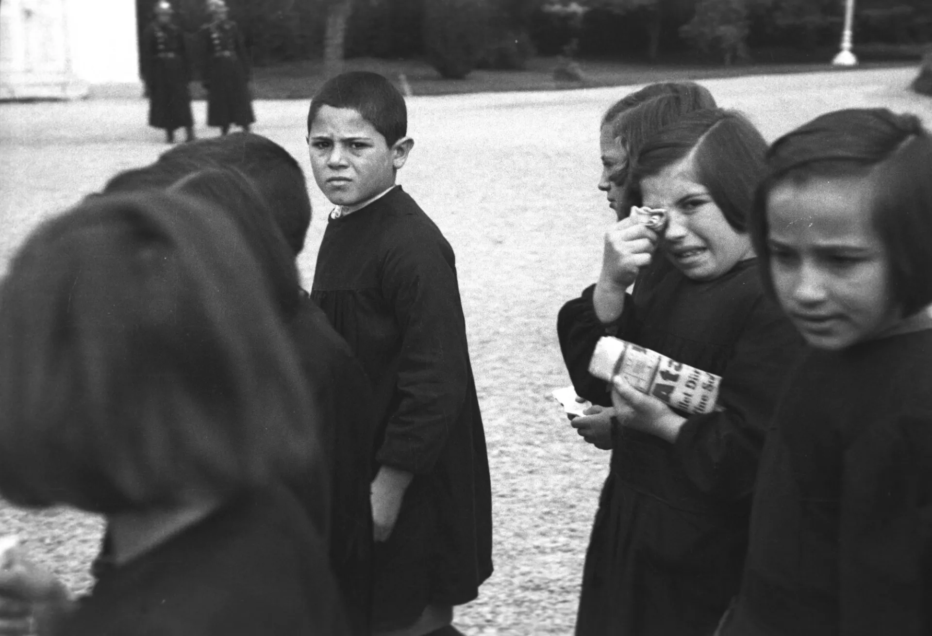 17 Kasım 1938'de Dolmabahçe'de Atatürk'ün naaşı önünde saygı geçişi yapan öğrenciler görülüyor. 