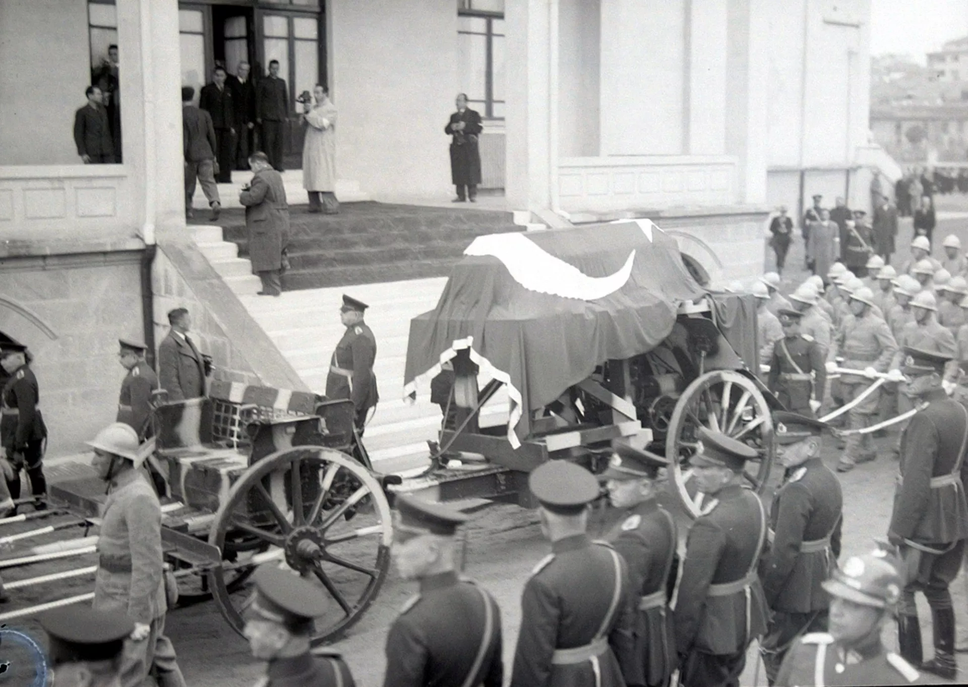 Atatürk'ün cenaze korteji, 21 Kasım 1938'de Etnoğrafya Müzesi bahçesinde.