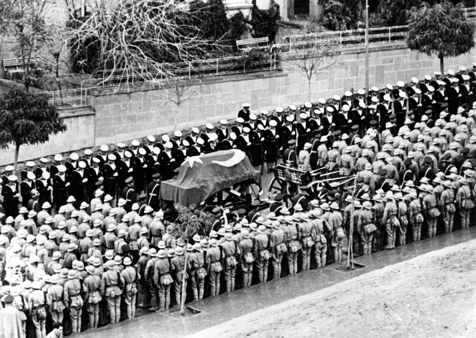 21 Kasım 1938'de Mustafa Kemal Atatürk'ün cenazesi Etnoğrafya Müzesi'ne nakledilirken kortej Talat Paşa Bulvarı'ndan geçiyor.